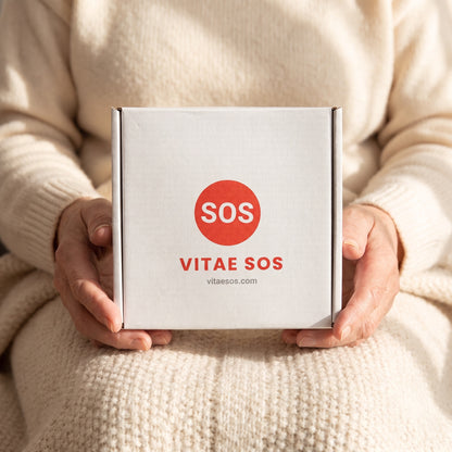 Manos sosteniendo la caja de regalo de Vitae SOS