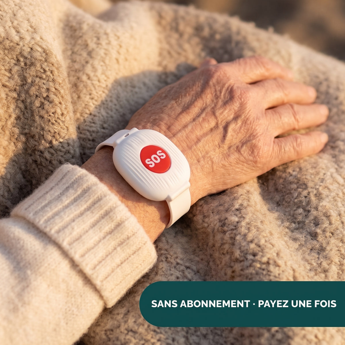 Bracelet Vitae SOS au poignet. Sans abonnement, vous payez une fois